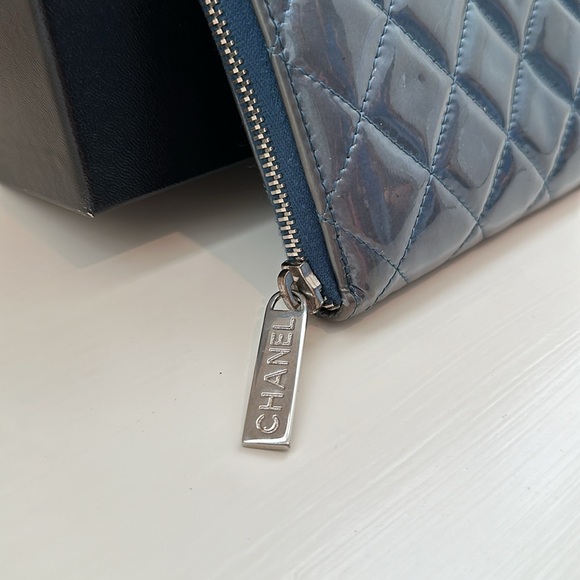 CHANEL Interlocking CC Logo Continental Wallet - Picture 6 of 7